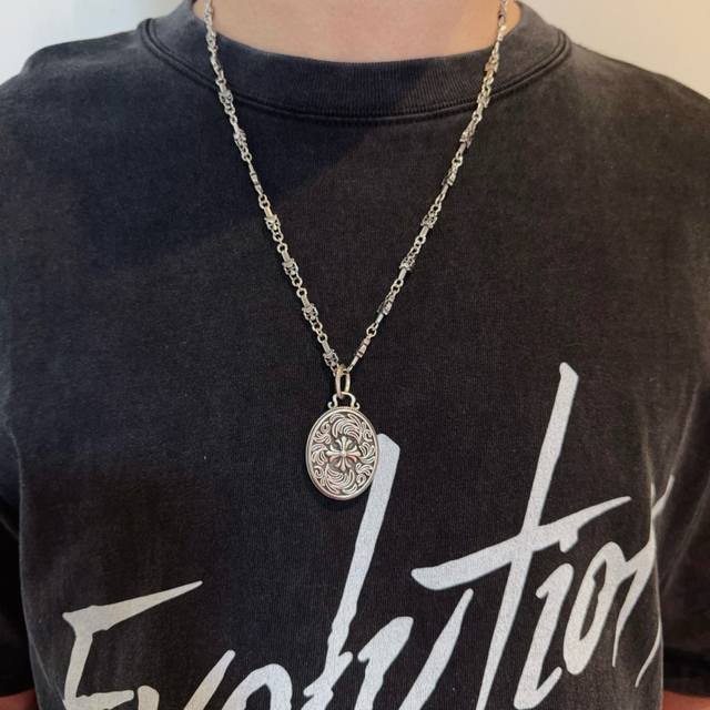 新款 专柜品质 Chrome Hearts克罗心经典复古宝剑项链 椭圆蒯花十字架吊坠 凹凸造型不同的花纹设计风格 呈现出与众不同 十字架 童军花是克罗心的志 所