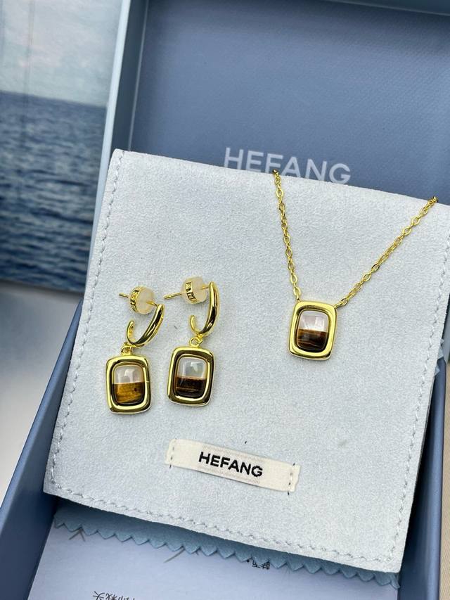 Hefang何方卡布奇诺项链耳环。