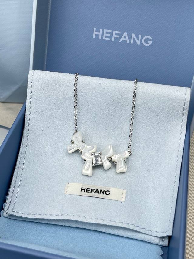 Hefang何方蝴蝶结贝母锁骨链。