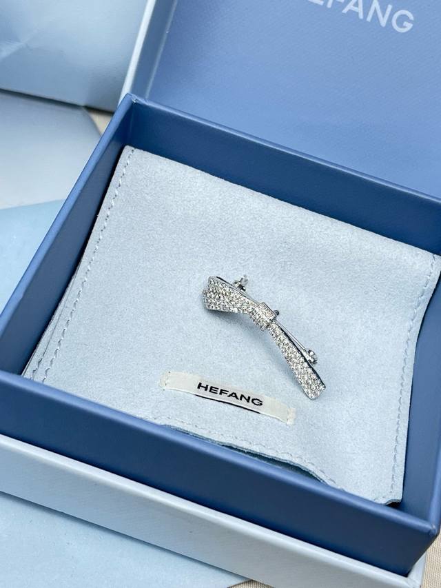 Hefang何方飘带胸针。