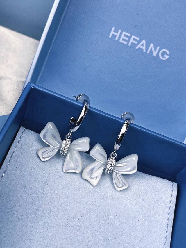 Hefang何方贝母蝴蝶结耳环。