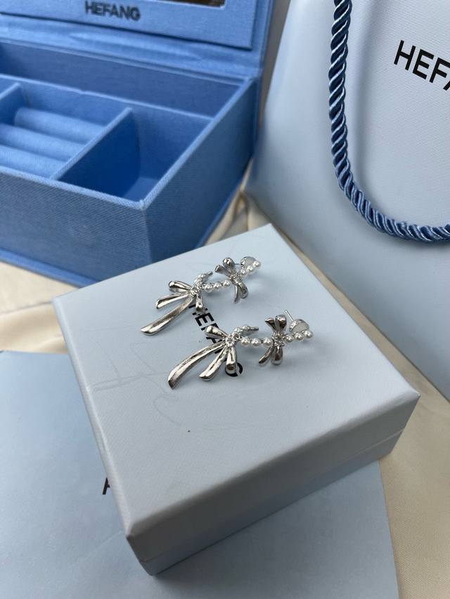 Hefang何方缎光蝴蝶结耳钉。