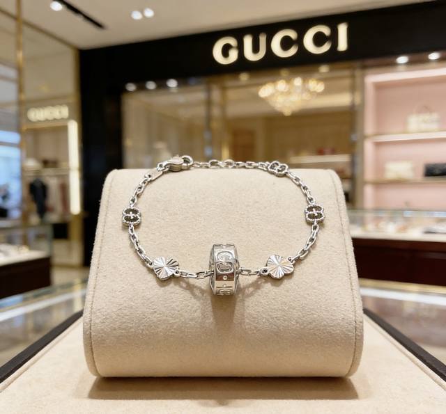 新出炉 Gucci古驰手链最新款的经典款 精致无论3G款式 质感 都是绝对的顶尖Feel 只要看一眼就懂了 原版Logo 超 Nice 搭配衣服最佳的选择，男女