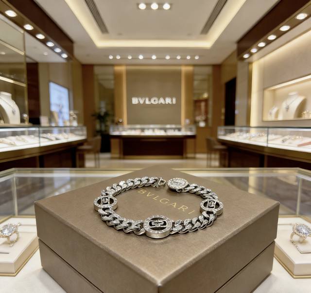 宝格丽手链V金材质 Bvlgari宝格丽 Divas‘ Dream 系列 品相完美，细节无敌，那种独特的色泽完全无可挑剔，再缀以经典指环外形设计，简约之余却又优