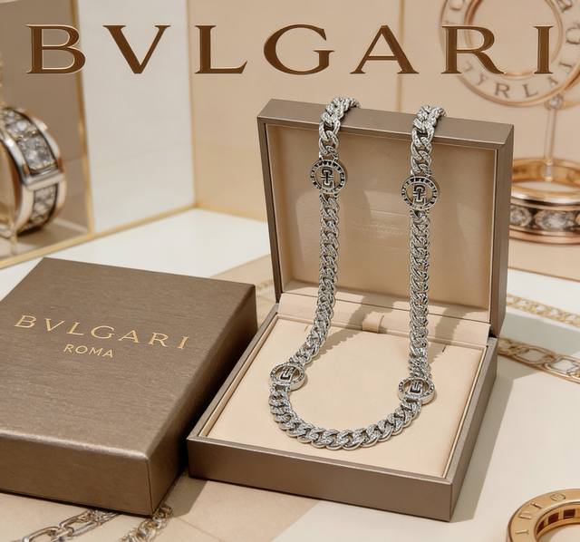 宝格丽项链V金材质 。Bvlgari宝格丽 Divas‘ Dream 系列 品相完美，细节无敌，那种独特的色泽完全无可挑剔，再缀以经典点缀外形设计，简约之余却又