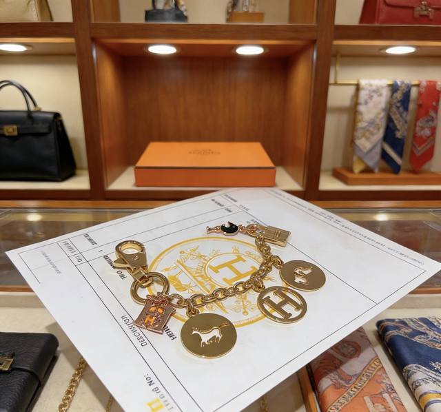 新款Hermes爱马仕钥匙扣钥匙扣钥匙链加厚版 铂金版。高级精工版 众多网红同款 爱马仕挂饰钥匙扣太考验师傅的手艺了 要确保每个细节都到位不简单 高端定制 男女