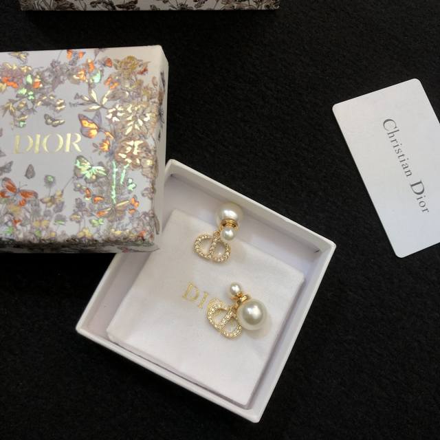 Dior迪奥耳钉新款美美哒简约大气时尚大方低调奢华时尚两不误，百搭款亲，赶紧入手吧你值得拥有