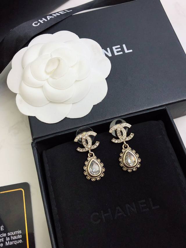 香双C吊花边水滴耳钉 特别美，特别美，上耳仙气十足，上边全部是施华洛水晶，特别是那两颗水滴施华洛，成本特别高昂！But，真心很美，非常适合日常的一款，这款相信我