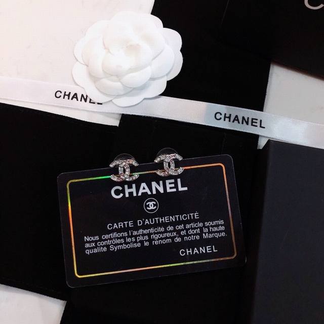 香奈儿耳钉业内唯一与原版一摸一样的原单货！每一个细节媲美专柜正品，专柜自购正品打版，这样才能把首饰打造得这么用心完美。随意出入海关与专柜无压力放心戴出去让您成为