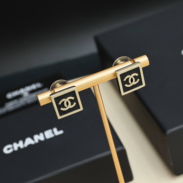 Chanel隐藏款黑金方块耳钉 金色方块配上黑色皮革及立体的双Clogo小巧精致，日常百搭神器