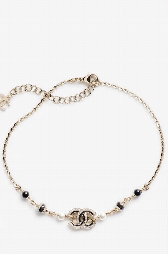 Chanel25B幻彩珠珠双C项链口 一眼爱好适合秋冬搭配 又是一条超好叠戴超百搭的项链 黑金配色真的戴不腻，又仙又酷酷的