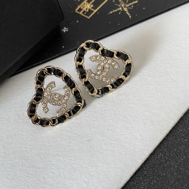 Chanel小香穿皮晶晶字母爱心耳环 26早春最新款超爆穿皮字母爱心系列！全网首发老规矩先买先得闭眼冲太爱啦超级断货王！巨巨巨难买！真心不买对不起自己坠入爱河！