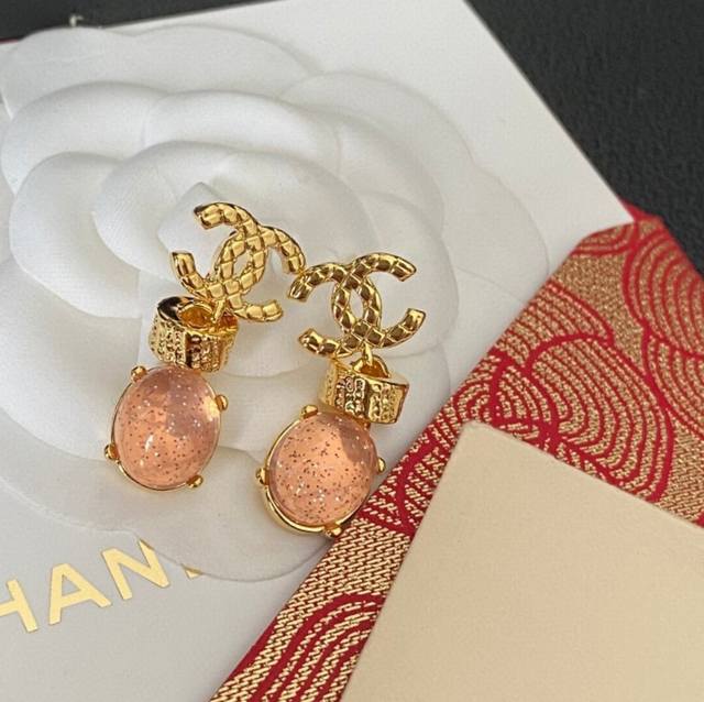 Chanel香奈儿26p新款粉晶雕刻字母耳钉少女心爆棚～～ 非常Classical的一个系列 真正的断货王独特立体粉晶字母设计 美爆啦原版Logo字印 明星同款