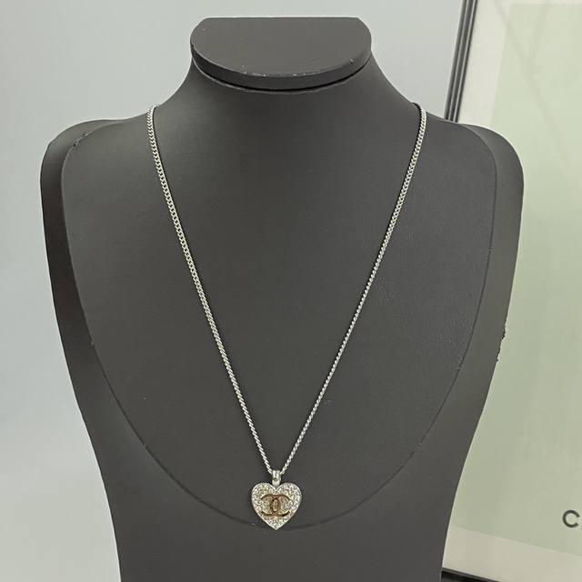 今日新款 编码N1203 香奈儿项链热销爆上新 Chan 26 满钻银色爱心项链 银色爱心元素与经典浅金双ＣLogo的结合充满少女心～ 满钻镶嵌工艺让其在任何光