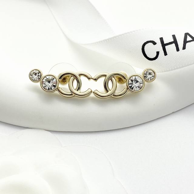 编码E2800 香奈儿耳钉热销爆上新 Chan 24 水钻Cc耳环 两颗由大到小的渐变水钻光面双C设计 Blingbling的美到心尖尖上～ 超级精致小巧，又很