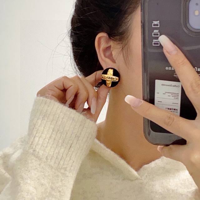 香奈儿 中古款 字母双C高版本毛绒秋冬款耳钉 美丽永远敌不过经典 黄金时期的香奈就是最经典．也是最有味道的 女人独立优雅魅力知性中古 奢华不繁复 双C经典百搭