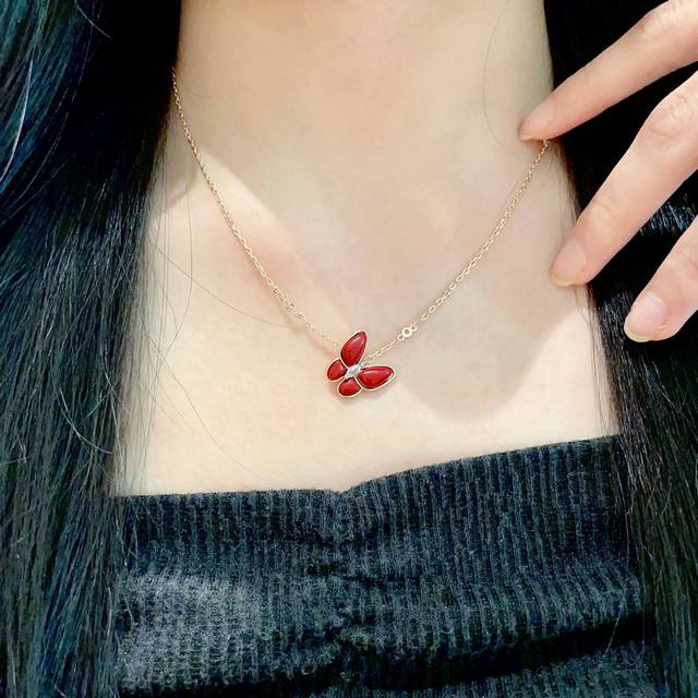 Vancleefarpels 花朵 Alhambra吊坠雾里看花 其设计独特，隽永典雅 项链百搭 经典 这款四叶草项链被称为人间白富美的一个必入款式，一定要入！