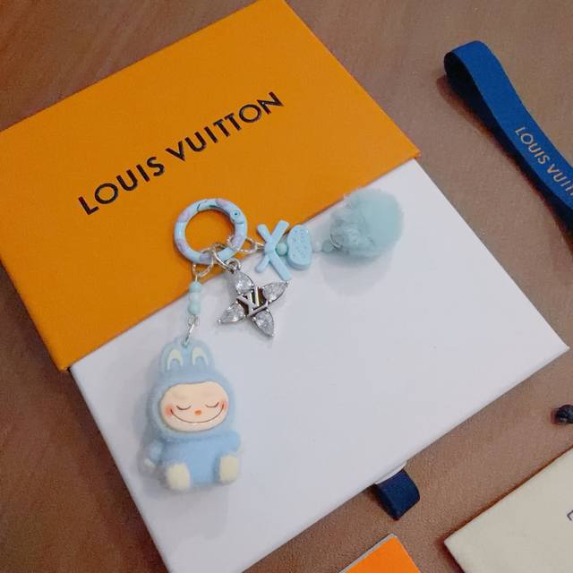 新品发布Lv钥匙扣拉布布联名 Lv包包扣 最新款包包挂饰档次更高明星同款Anger Forest系列经典款联名设计理念钥匙扣系列 细节对版做旧处理 非市面亮面版