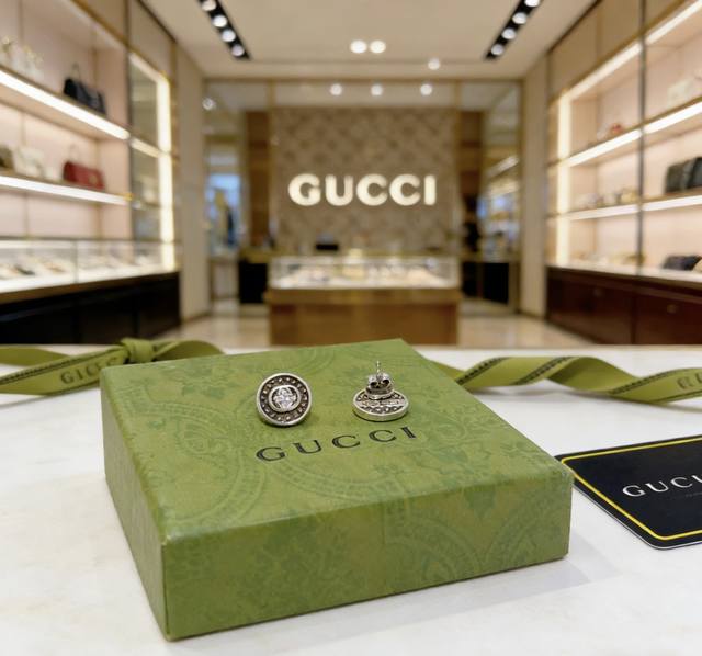 新品首发不爆不发 抖音带货网红首选 古驰耳钉最新款档次更高明星同款Anger Forest系列双G设计理念复古经典系列古驰耳钉 让高档的衣服搭配更有气质 出去更