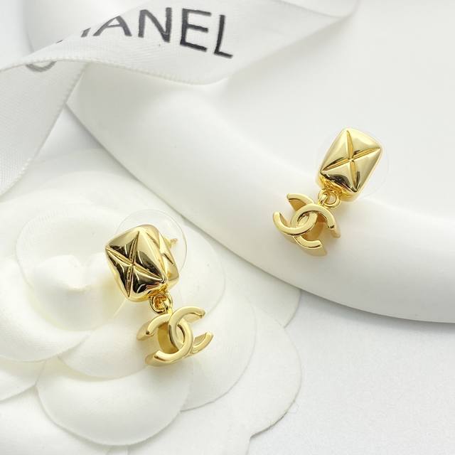 今日新款 编码E3318 香奈儿耳钉热销爆上新 Chan 26 金色菱格方牌Cc耳钉 菱格纹小方牌Cc小吊坠，方方正正的整体很有厚度感 超Q小尺寸戴上很精致很高