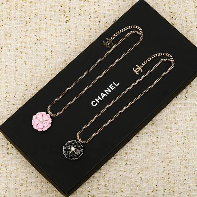 250798 我们出品 Zp9100！量大咨询客Fu 香 黑 粉山茶花双C项链 25B秋冬最新款，最新款全网首发现Huo哇哇，太美了，仙女级别！每季必入的山茶花
