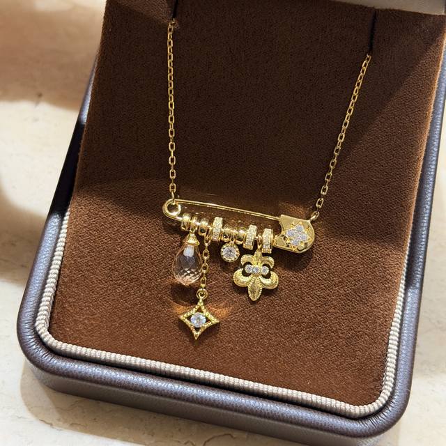 A7290独立设计师 新款 克罗心元素 船锚 别针 水晶 四叶草 项链，高端925纯银 电镀18K金 持久保色！质感厚实，做工细腻，又一毒物，可做情侣佩戴非常的