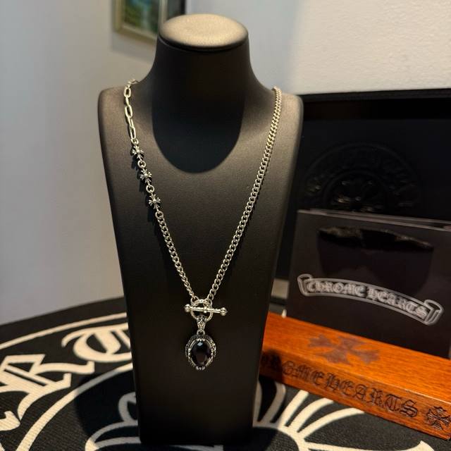 新款 专柜品质 Chrome Hearts克罗心十字架项链，紫钻吊坠 凹凸造型不同的花纹设计风格 呈现出与众不同 十字架 童军花是克罗心的志 所以更经久不衰 正