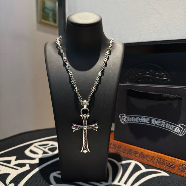 新款 专柜品质 Chrome Hearts克罗心复古粉钻项链 粉钻大号十字架吊坠 凹凸造型不同的花纹设计风格 呈现出与众不同 十字架 童军花是克罗心的志 所以更