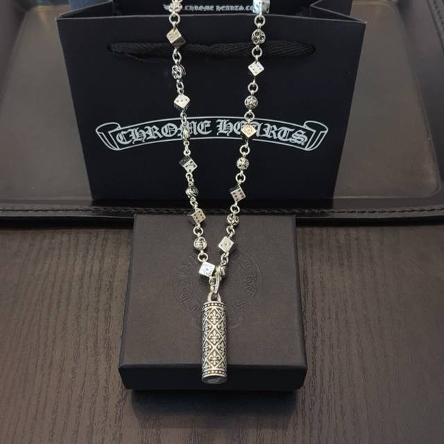 新款 专柜品质 Chrome Hearts克罗心经典复古藤蔓爱心项链 童军花圆柱吊坠 凹凸造型不同的花纹设计风格 呈现出与众不同 十字架 童军花是克罗心的志 所