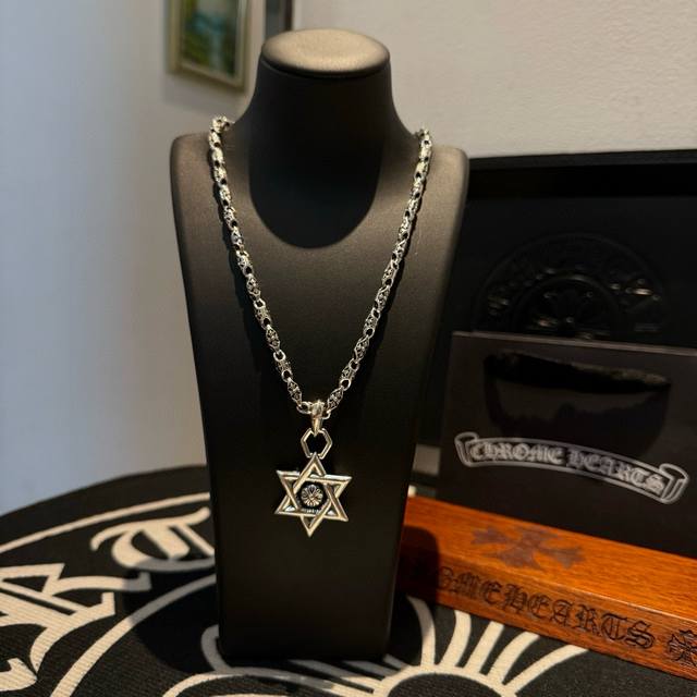 新款 专柜品质 Chrome Hearts克罗心经典复古十字花项链 六芒星吊坠 凹凸造型不同的花纹设计风格 呈现出与众不同 十字架 童军花是克罗心的志 所以更经