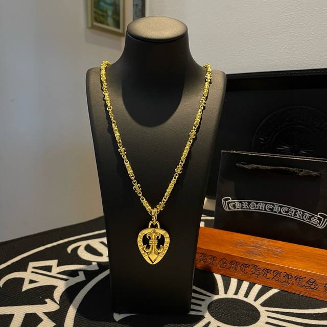 专柜品质 Chrome Hearts克罗心 经典黄金色童军花项链，心型童军花吊坠 凹凸造型不同的花纹设计风格 呈现出与众不同 十字架 童军花是克罗心的志 所以更