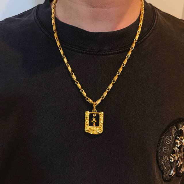 新款 专柜品质 Chrome Hearts克罗心黄金色十字架项链，方牌十字架吊坠 凹凸造型不同的花纹设计风格 呈现出与众不同 十字架 童军花是克罗心的志 所以更