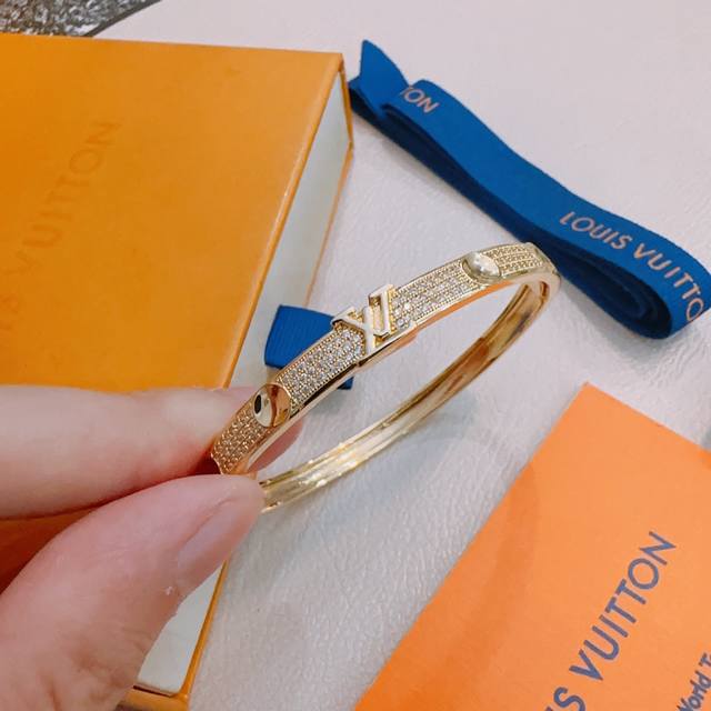 LV路易威登手链手镯原单货专柜新款开模复古潮流时尚必备 男女均可佩戴 情侣款同款 摇滚朋克泰银风格 复古元素 潮流百搭 官网同款项链最新款链条档次更高明星经典款