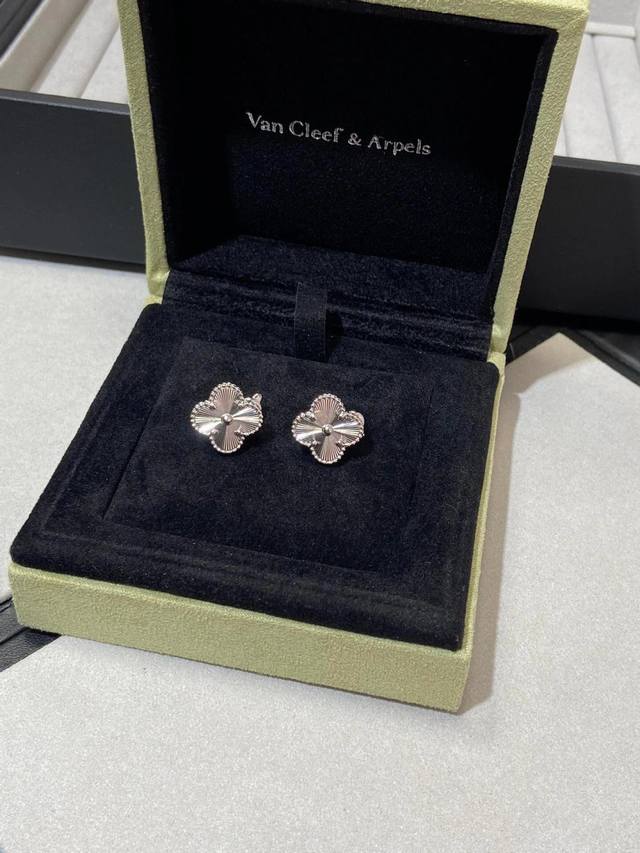 V金材质Vca四叶草镭射耳拍