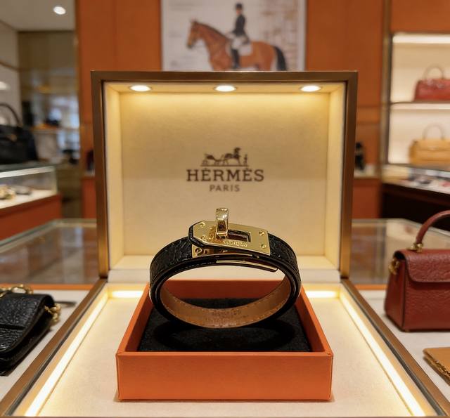 新品发售 爱马仕手绳手环最新款纯手工头层牛皮材质档次更高明星同款H系列经典款系列手链手绳 细节对版做旧处理 非市面亮面版型 这款一直在出 爱马仕里面热卖款 非常