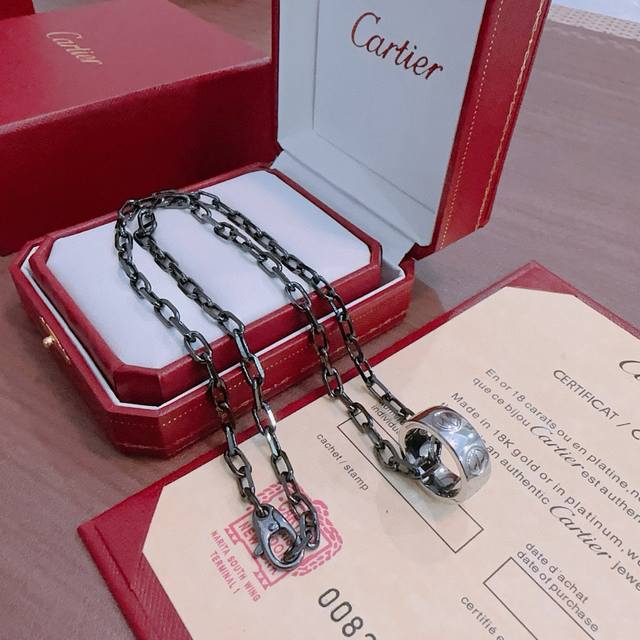 新款带钻卡地亚项链V金材质系列 品相完美，细节无敌，那种独特的色泽完全无可挑剔，再缀以经典指环外形设计，简约之余却又优雅夺目，V金纯手工的组合更显气色，上手雅致
