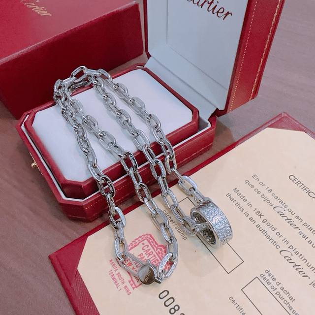 新款带钻卡地亚项链V金材质系列 品相完美，细节无敌，那种独特的色泽完全无可挑剔，再缀以经典指环外形设计，简约之余却又优雅夺目，V金纯手工的组合更显气色，上手雅致