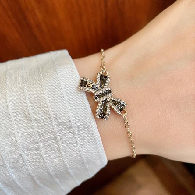 Chanel香奈儿 中古 字母手链小香家的款式真心无需多介绍每一款都超好看，精致大方，非常显气质