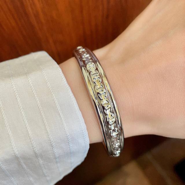 新款新款香奈儿双C字母手镯超重工Bling Bling，颜色搭配得非常好高级感 女神气质高端 黄铜材质不过敏不褪色。一比一精美工艺，经典至极的魅物，性价比高 必