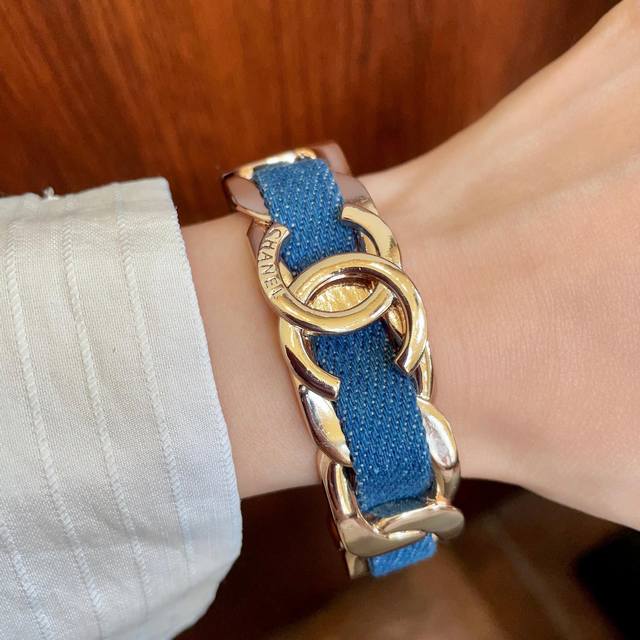 新品 小香风Chanel2026新款 原单货皮革手镯 专柜一致材质 火爆款出货 设计独特 复古前卫。手镯精工版 从上市以来一直深受Mm喜爱每一种颜色都有它独一无