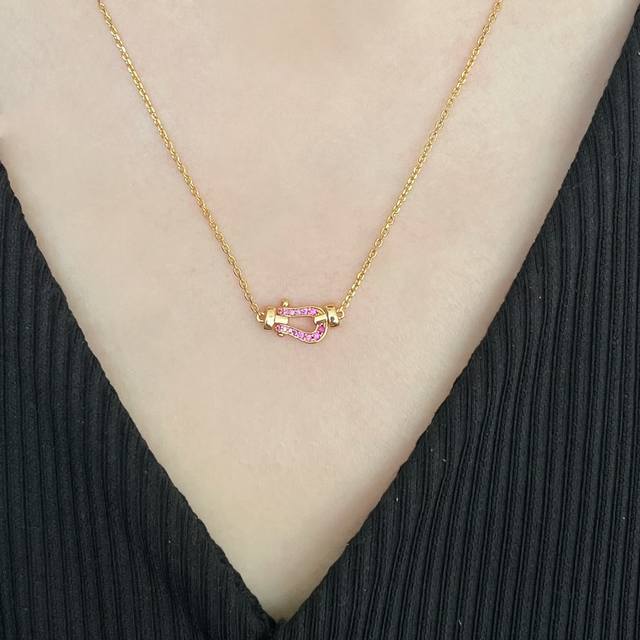 V金镀咪金 费雷德小号粉钻搭扣马蹄项链大牌 时尚 精致高端定制～ 加厚 电镀18K金工艺 精工微镶 网红达人 时尚一族必备单品