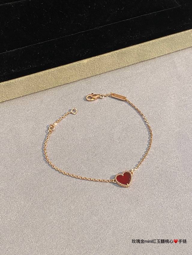 happy Heart系列爱心红玉髓手链，愉悦的心跳，自由的向往，都是这个盛夏时节里令人憧憬的美好。 活出自我的率性少女，Mini爱心手链。