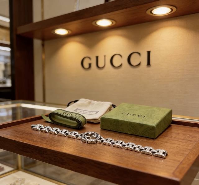 古驰最新出炉 推荐系列Gucci古驰手链最新款的经典款 精致无论款式 质感 都是绝对的顶尖Feel 只要看一眼就懂了 搭配衣服更有魅力更有吸引力和气质 原版Lo