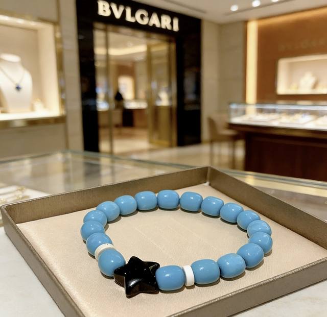 宝格丽手链V金材质 Bvlgari宝格丽 Divas‘ Dream 系列天然松石手链品相完美，细节无敌，那种独特的色泽完全无可挑剔，再缀以经典指环外形设计，简约