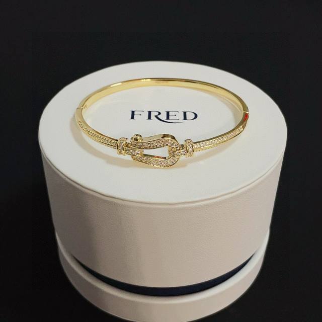 火爆 费雷德满钻马蹄扣手镯 经典百搭，网红达人 时尚一族备必单品，时尚精致，1：1对版定制，加厚电镀18K工艺，上手效果非常百搭！！