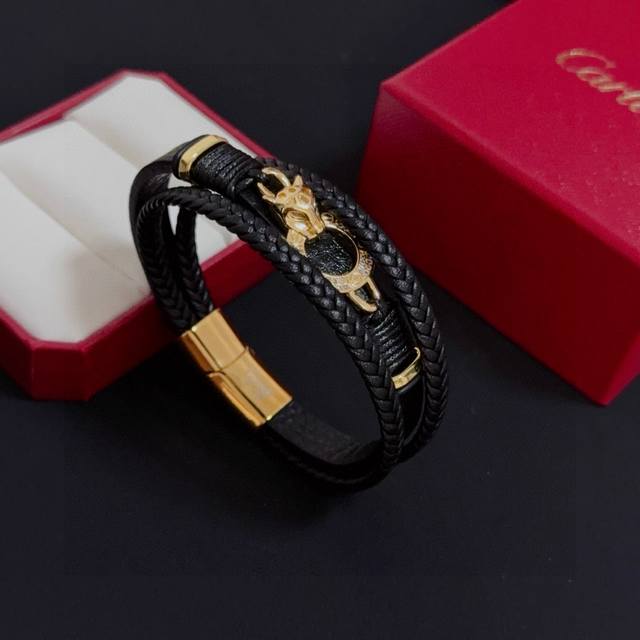 卡地亚豹头镶钻皮绳手镯 高端定制版本 镶嵌钻工艺 V金材质 经典而时尚风格 用凌厉线条重构爱情美学！打破常规，镶嵌钻设计反而成就高级感天花板 无需浮华堆砌，爱本