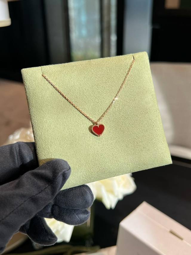 V金材质Vca爱心红玉髓项链