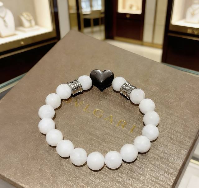 宝格丽手链V金材质 Bvlgari宝格丽 Divas‘ Dream 系列天然白砗磲手链品相完美，细节无敌，那种独特的色泽完全无可挑剔，再缀以经典指环外形设计，简