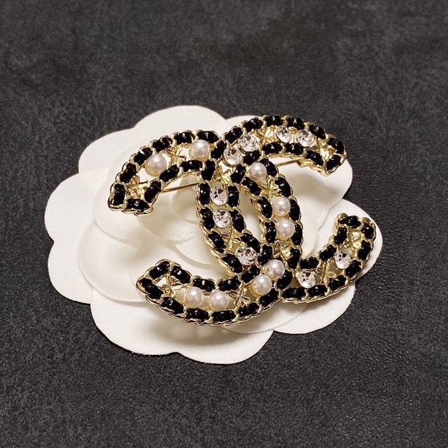 Chanel小香 专柜新款同步上新香奈儿真皮字母珍珠胸针，是最懂女人的饰物。那些倾注了全部心血去做自己的女人，往往更珍惜胸针的意义。香奈儿女士把胸针别在帽子上，