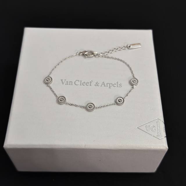 精工原版〕Vca四叶草梵克雅手链 经典之作 官网同款 时尚潮流 采用多层次金属雕设计 使花瓣更立体 镶嵌满钻工艺 尽显女性柔美气质 四叶草幸运图案 象征幸运和幸